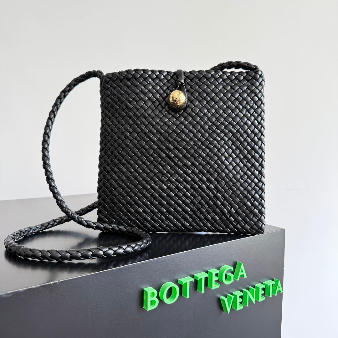 BOTTEGA VENETA 25S TOSCA TASCHE 19 IN SCHWARZEM KALBSLEDER GOLDENE BESCHLÄGE