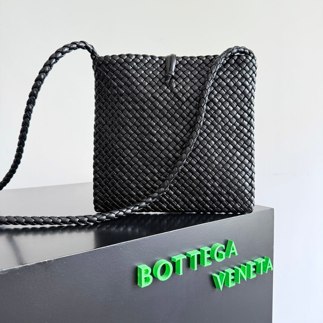 BOTTEGA VENETA 25S TOSCA TASCHE 19 IN SCHWARZEM KALBSLEDER GOLDENE BESCHLÄGE