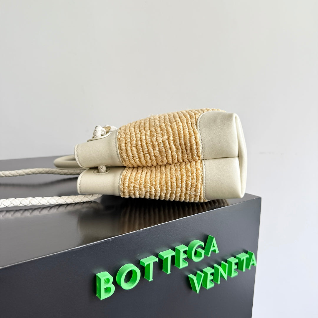 BOTTEGA VENETA 25S KLEIN ANDIAMO 25 AUS ELFENBEINfarbenem KALBSLEDER UND BAST