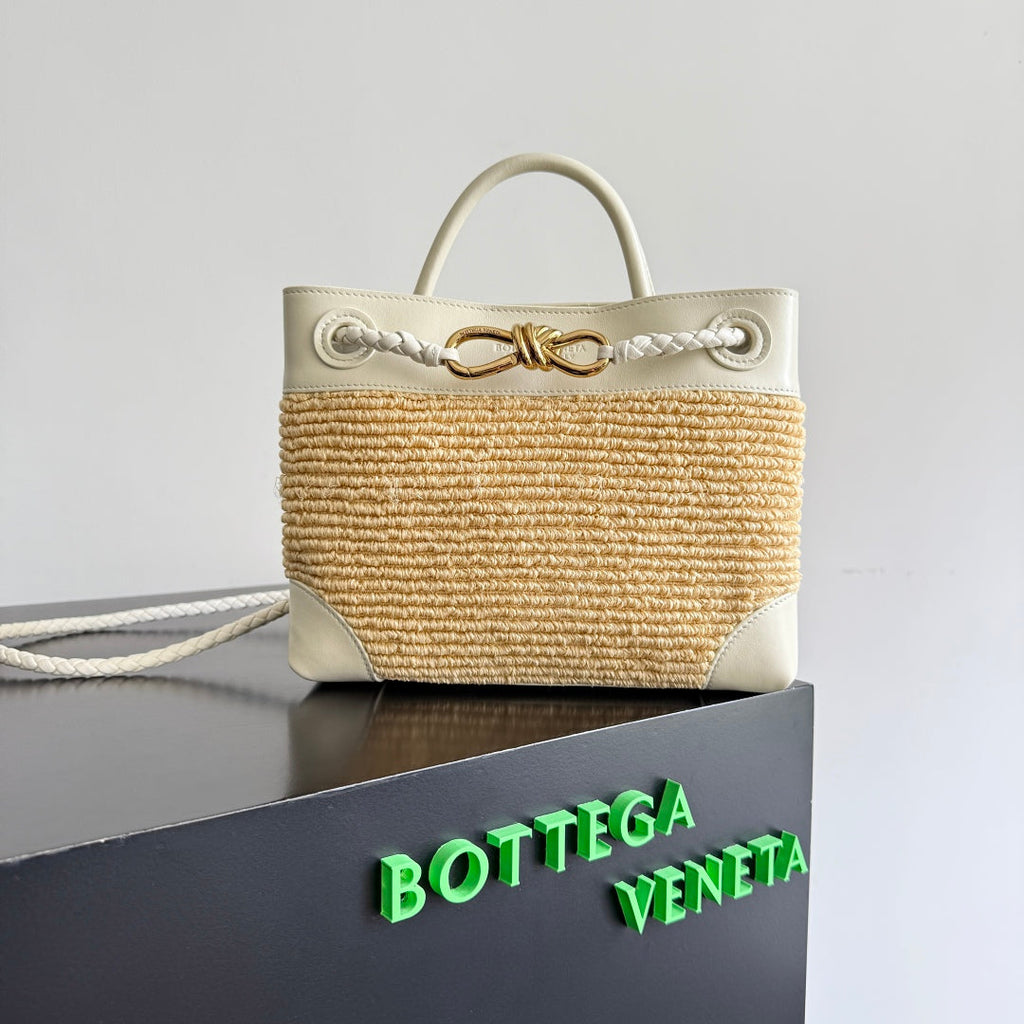 BOTTEGA VENETA 25S KLEIN ANDIAMO 25 AUS ELFENBEINfarbenem KALBSLEDER UND BAST