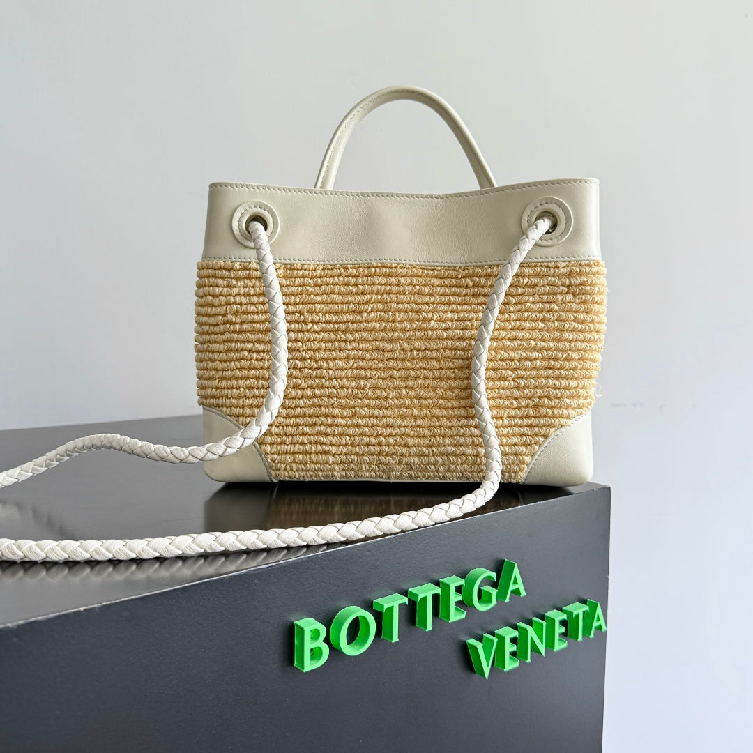 BOTTEGA VENETA 25S KLEIN ANDIAMO 25 AUS ELFENBEINfarbenem KALBSLEDER UND BAST
