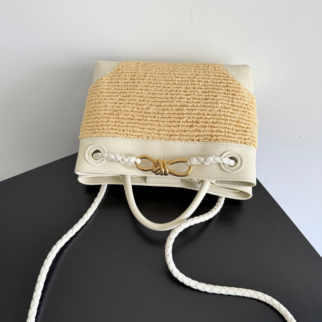 BOTTEGA VENETA 25S KLEIN ANDIAMO 25 AUS ELFENBEINfarbenem KALBSLEDER UND BAST