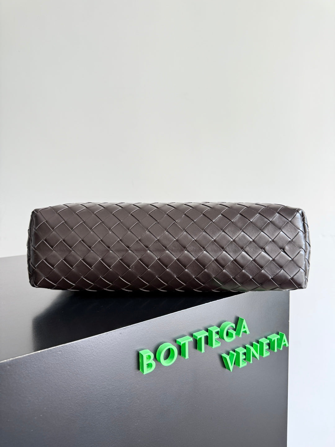 BOTTEGA VENETA 25S ANDIAMO LARGE INTRECCIATO 39 AUS DUNKELBRAUNEM KALBSLEDER