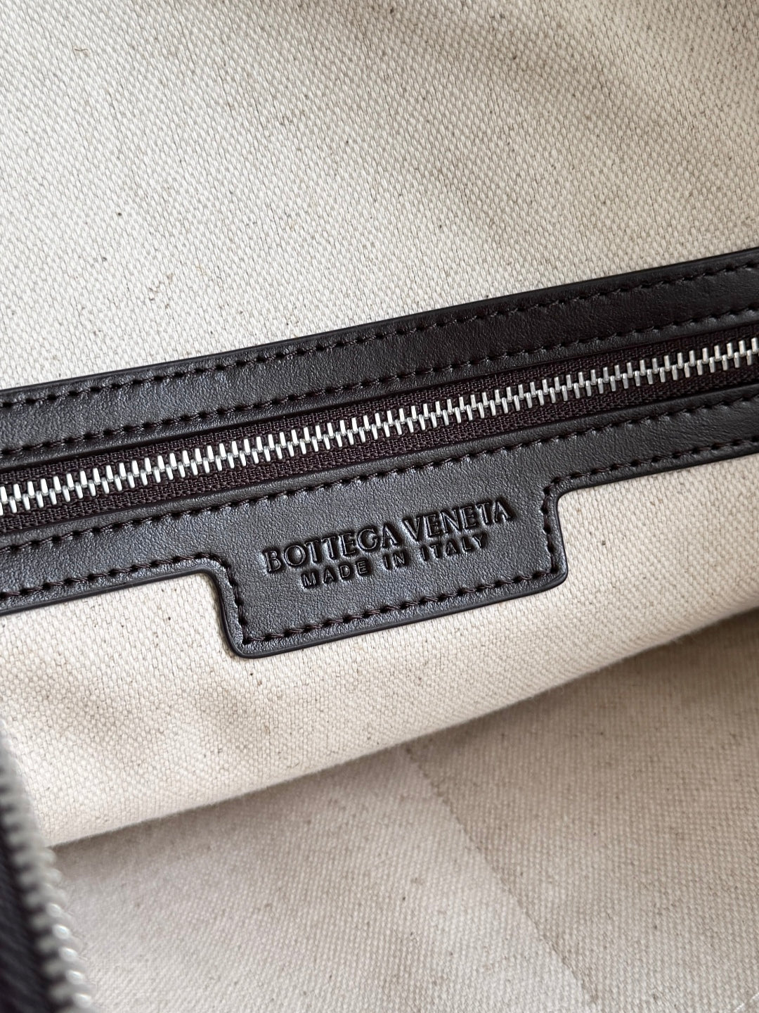 BOTTEGA VENETA 25S ANDIAMO LARGE INTRECCIATO 39 AUS DUNKELBRAUNEM KALBSLEDER