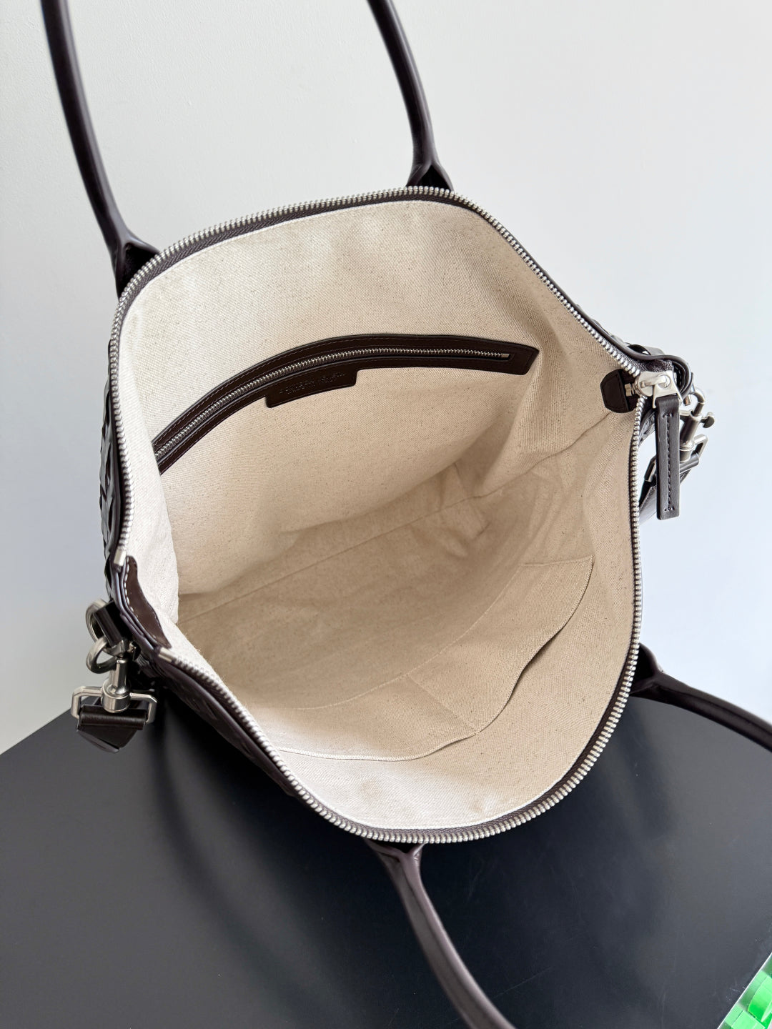 BOTTEGA VENETA 25S ANDIAMO LARGE INTRECCIATO 39 AUS DUNKELBRAUNEM KALBSLEDER