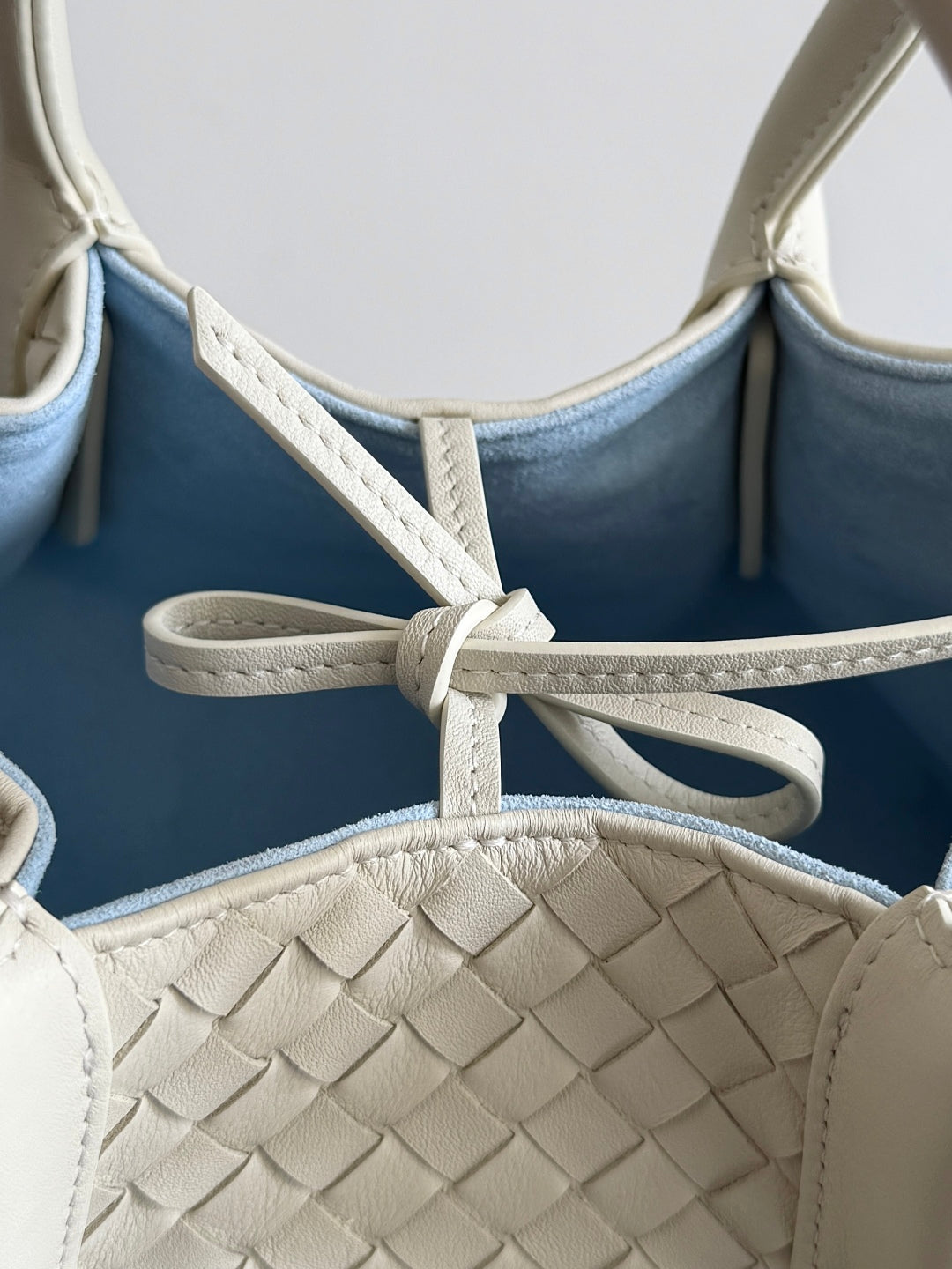 BOTTEGA VENETA 25S KLEINE PINACOTECA WENDBARE TASCHE 24 IN ELFENBEINHALBWELBLICHES KALBSLEDER