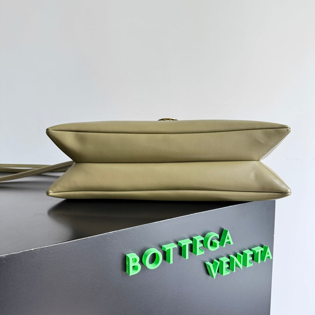 BOTTEGA VENETA 25S MEDIUM LIBERTA TASCHE 30 IN OLIVE GRÜNEM KALBSLEDER