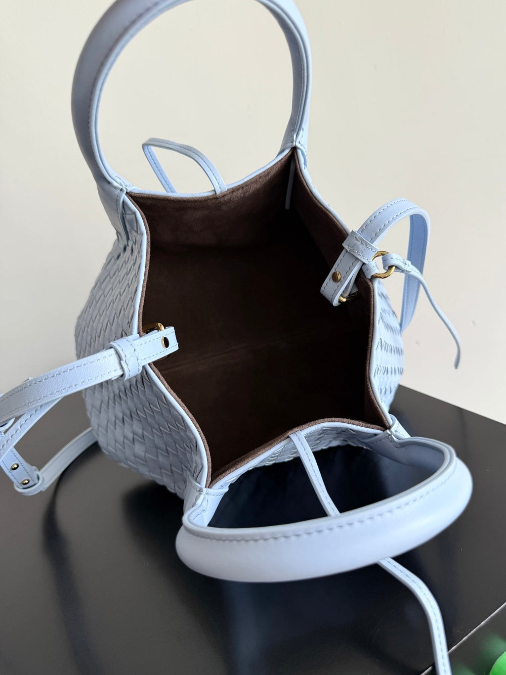 BOTTEGA VENETA 25S KLEINE PINACOTECA WENDTASCHE 24 IN HELLBLAUEM KALBSLEDER