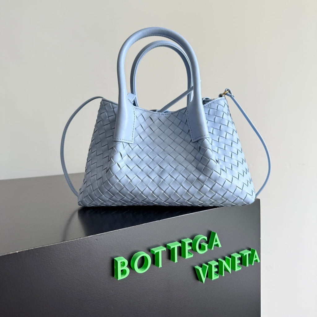 BOTTEGA VENETA 25S KLEINE PINACOTECA WENDTASCHE 24 IN HELLBLAUEM KALBSLEDER