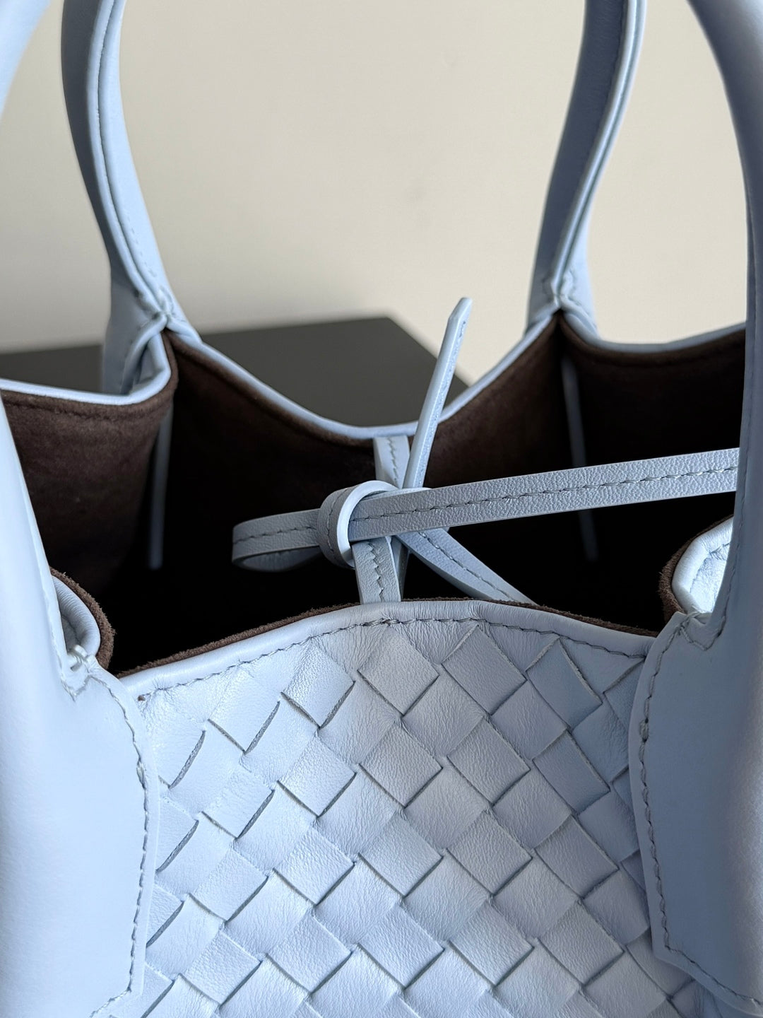 BOTTEGA VENETA 25S KLEINE PINACOTECA WENDTASCHE 24 IN HELLBLAUEM KALBSLEDER