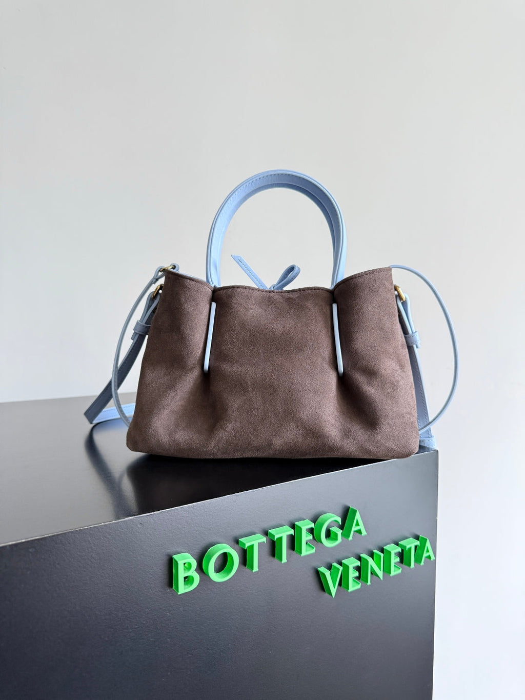 BOTTEGA VENETA 25S KLEINE PINACOTECA WENDTASCHE 24 IN HELLBLAUEM KALBSLEDER