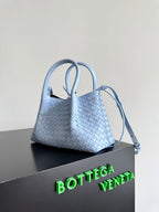 BOTTEGA VENETA 25S KLEINE PINACOTECA WENDTASCHE 24 IN HELLBLAUEM KALBSLEDER