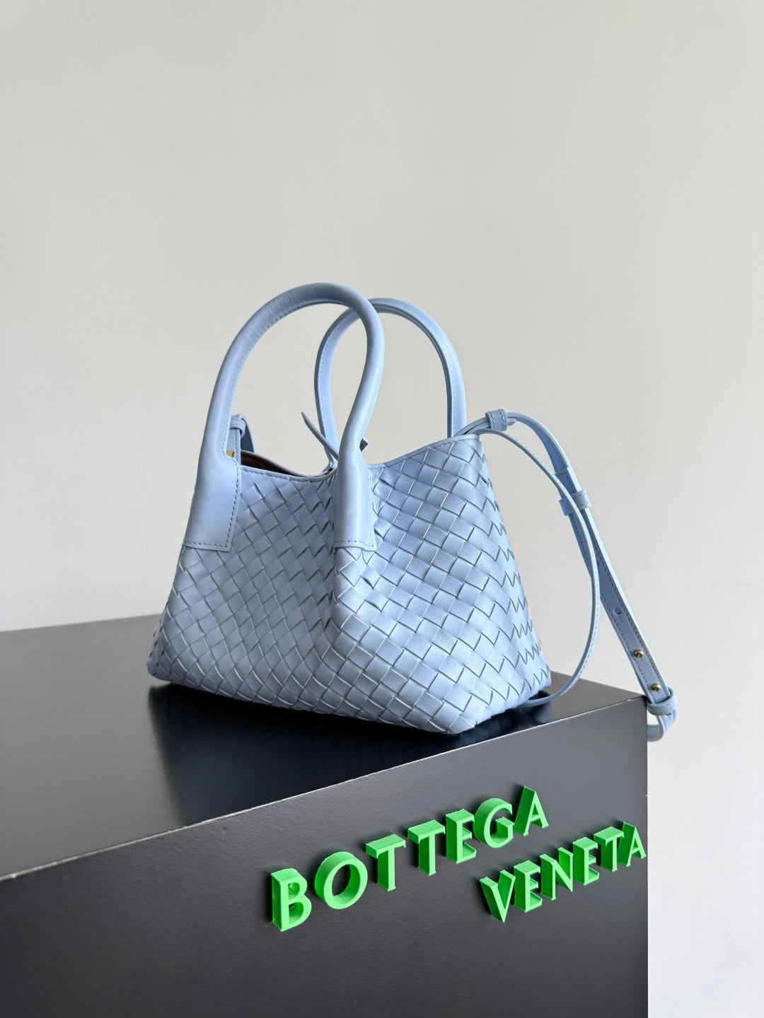 BOTTEGA VENETA 25S KLEINE PINACOTECA WENDTASCHE 24 IN HELLBLAUEM KALBSLEDER