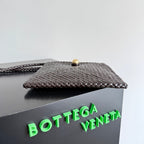BOTTEGA VENETA 25S TOSCA TASCHE 19 IN DUNKELBRAUNEM KALBSLEDER GOLDENE BESCHLÄGE