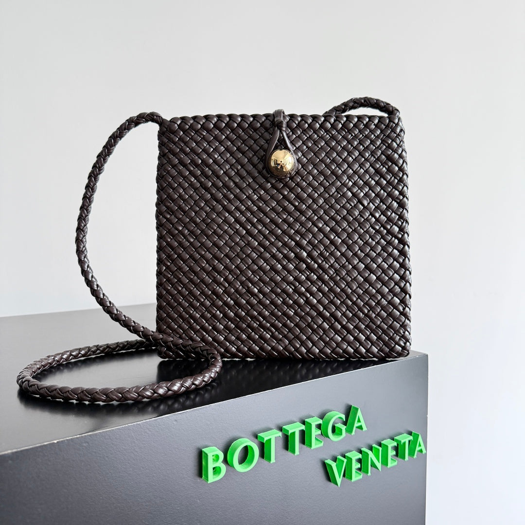 BOTTEGA VENETA 25S TOSCA TASCHE 19 IN DUNKELBRAUNEM KALBSLEDER GOLDENE BESCHLÄGE