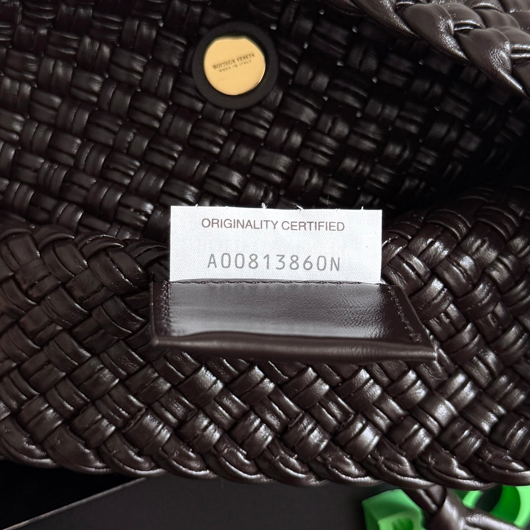 BOTTEGA VENETA 25S TOSCA TASCHE 19 IN DUNKELBRAUNEM KALBSLEDER GOLDENE BESCHLÄGE