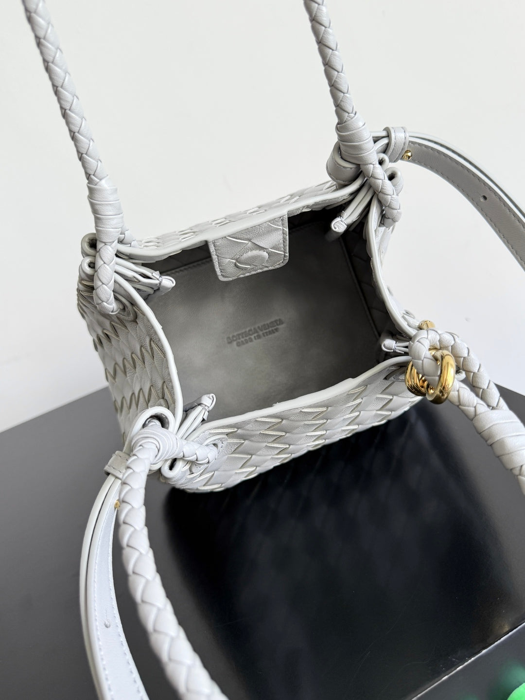 BOTTEGA VENETA 25S SMALL PARACHUTE 21 IN HELLGRAUEM KALBSLEDER GOLDENE BESCHLÄGE