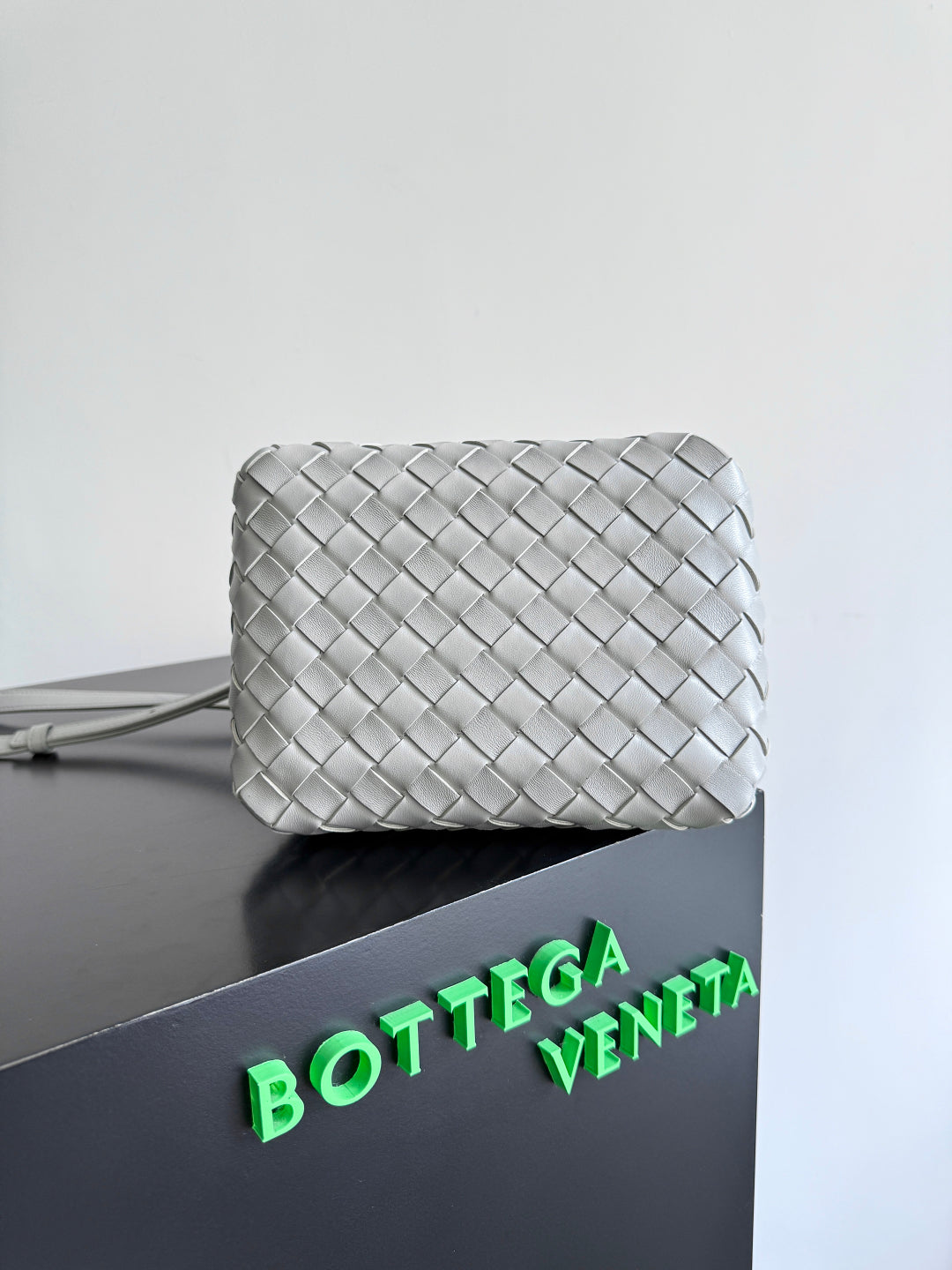 BOTTEGA VENETA 25S SMALL PARACHUTE 21 IN HELLGRAUEM KALBSLEDER GOLDENE BESCHLÄGE