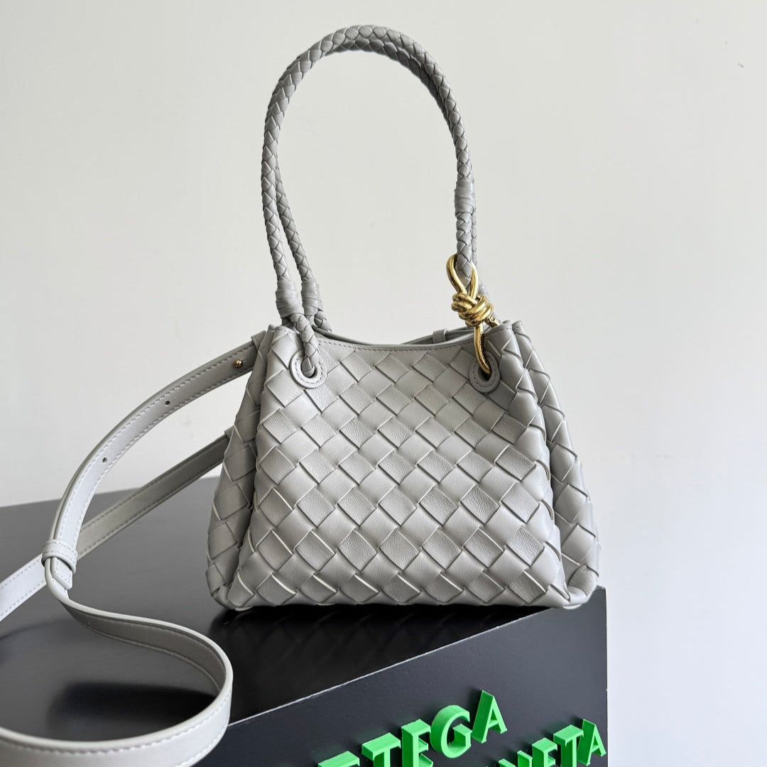 BOTTEGA VENETA 25S SMALL PARACHUTE 21 IN HELLGRAUEM KALBSLEDER GOLDENE BESCHLÄGE