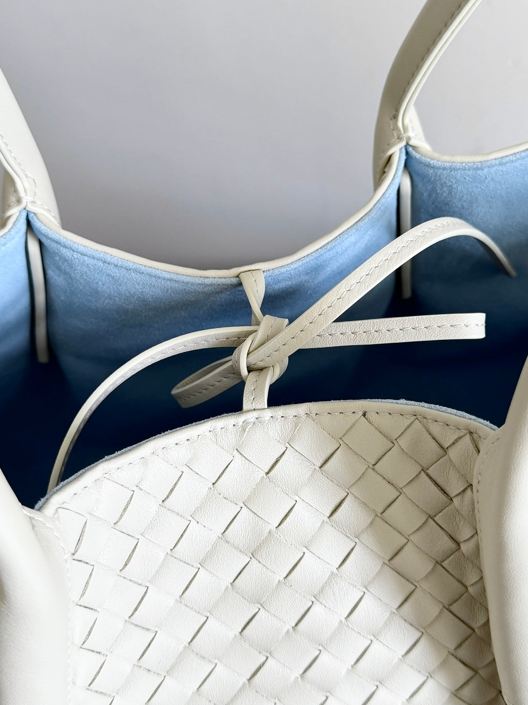 BOTTEGA VENETA 25S PINACOTECA TASCHE 43 AUS ELFENBEINKALBSLEDER