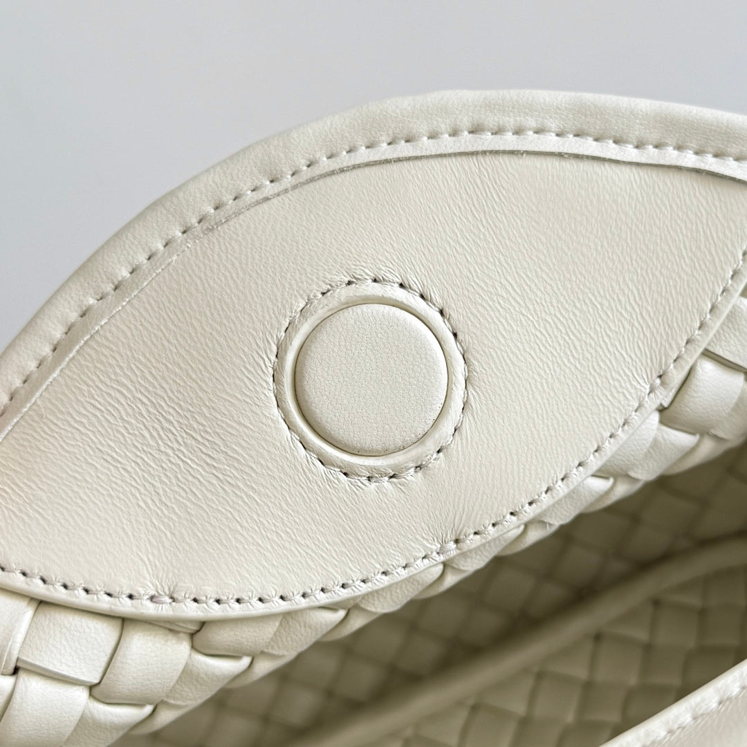 BOTTEGA VENETA 25S COBBLE TOP HANDLE BAG 23 IN ELFENBEINFACHES KALBSLEDER