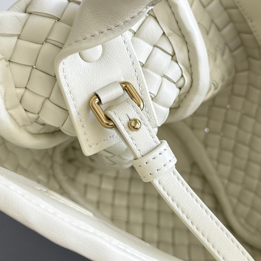 BOTTEGA VENETA 25S COBBLE TOP HANDLE BAG 23 IN ELFENBEINFACHES KALBSLEDER