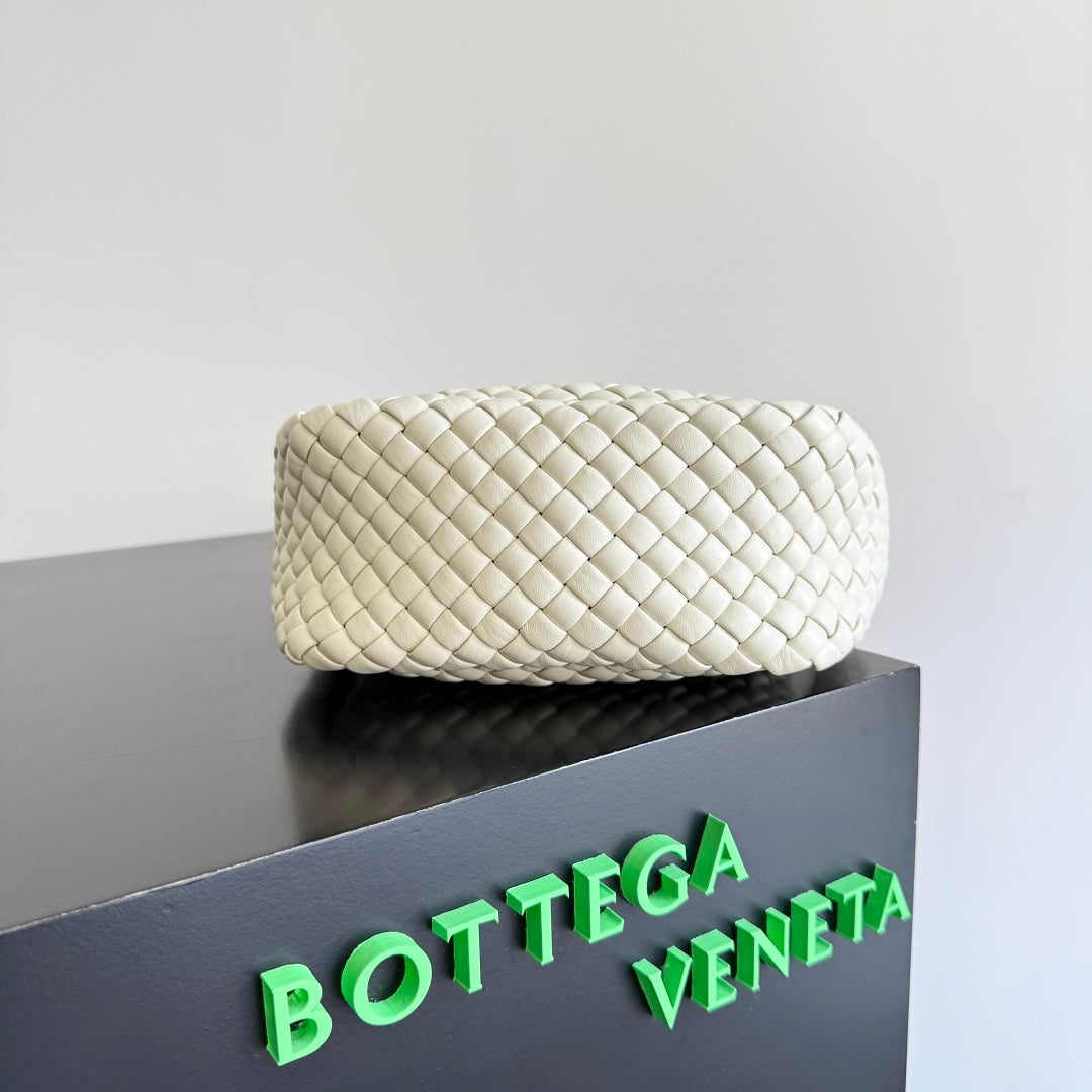 BOTTEGA VENETA 25S COBBLE TOP HANDLE BAG 23 IN ELFENBEINFACHES KALBSLEDER