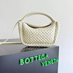 BOTTEGA VENETA 25S COBBLE TOP HANDLE BAG 23 IN ELFENBEINFACHES KALBSLEDER