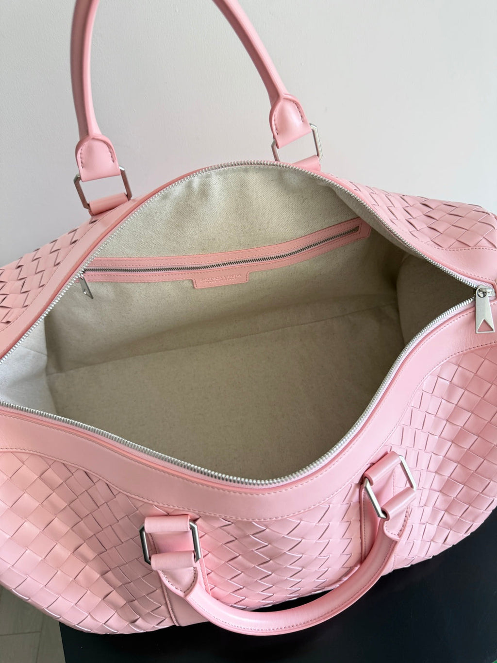 BOTTEGA VENETA 25S INTRECCIATO CABIN DUFFLE 55 AUS HELLROSA KALBSLEDER