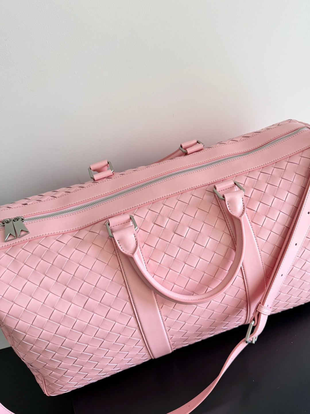 BOTTEGA VENETA 25S INTRECCIATO CABIN DUFFLE 55 AUS HELLROSA KALBSLEDER