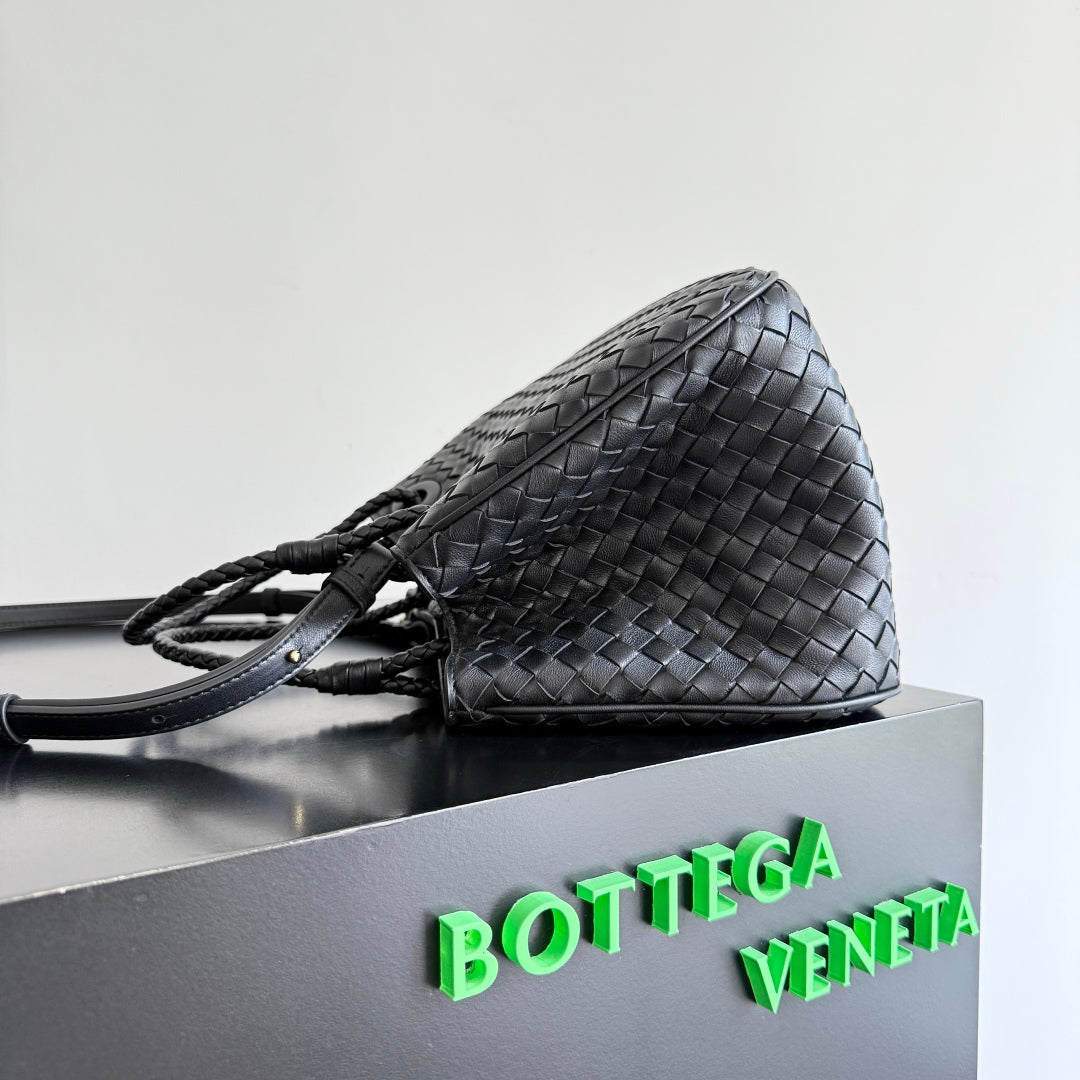 BOTTEGA VENETA 25S KORB 31 IN SCHWARZEM KALBSLEDER GOLDENE BESCHLÄGE