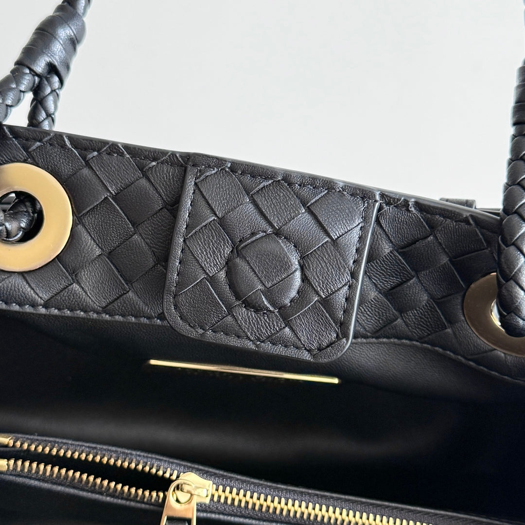 BOTTEGA VENETA 25S KORB 31 IN SCHWARZEM KALBSLEDER GOLDENE BESCHLÄGE