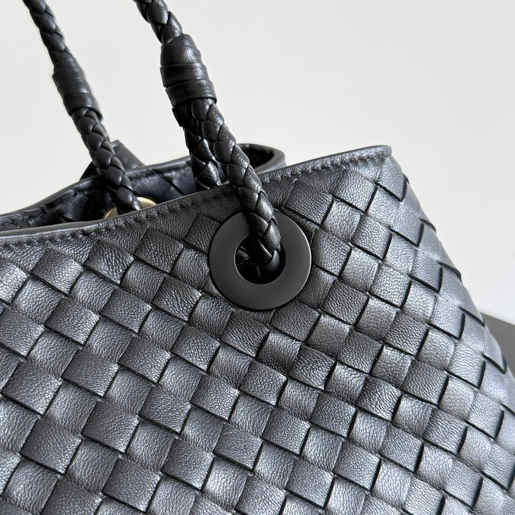 BOTTEGA VENETA 25S KORB 31 IN SCHWARZEM KALBSLEDER GOLDENE BESCHLÄGE