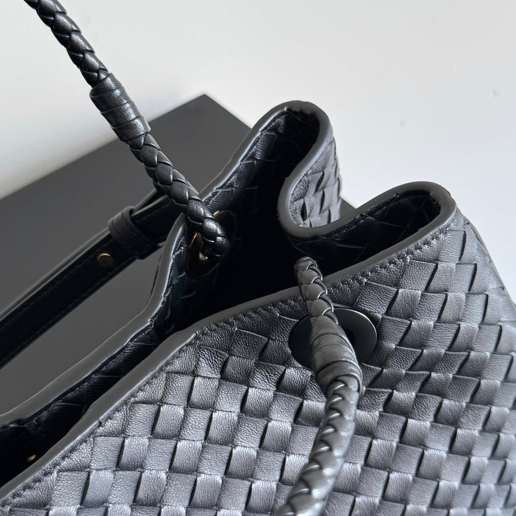 BOTTEGA VENETA 25S KORB 31 IN SCHWARZEM KALBSLEDER GOLDENE BESCHLÄGE