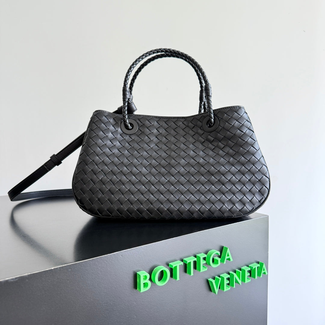 BOTTEGA VENETA 25S KORB 31 IN SCHWARZEM KALBSLEDER GOLDENE BESCHLÄGE