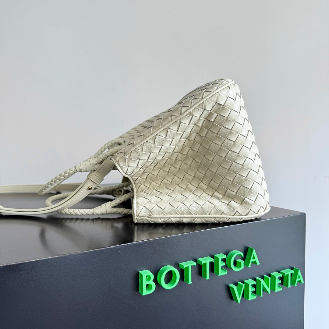 BOTTEGA VENETA 25S KORBTASCHE 31 IN ELFENBEINHALBWELBEM KALBSLEDER GOLDENE BESCHLÄGE