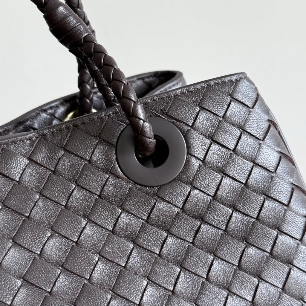 BOTTEGA VENETA 25S KORB 31 IN DUNKELBRAUNEM KALBSLEDER GOLDENE BESCHLÄGE