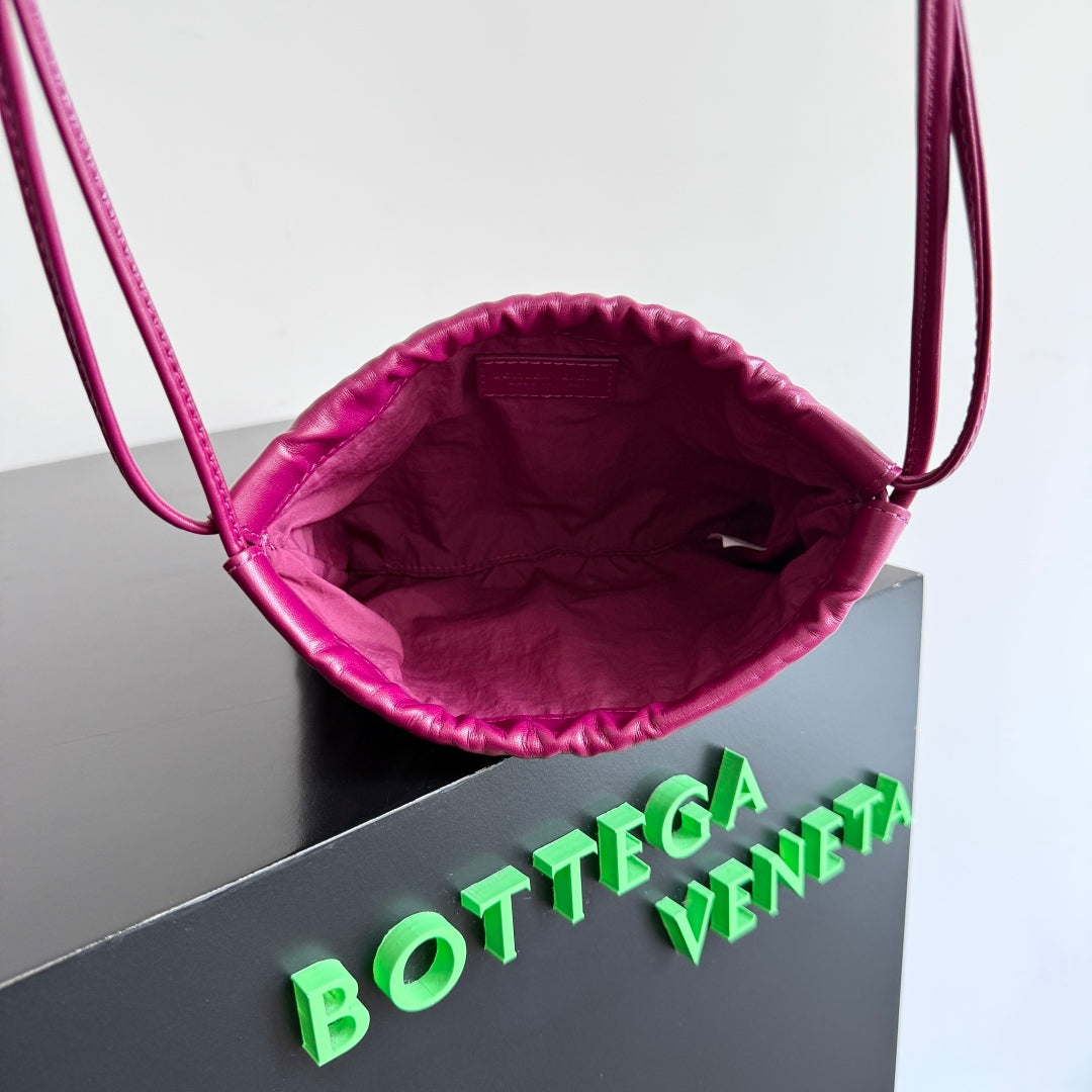 BOTTEGA VENETA 25S KLEINER STAUBBEUTEL 21 IN DUNKELROSA LAMMLEDER