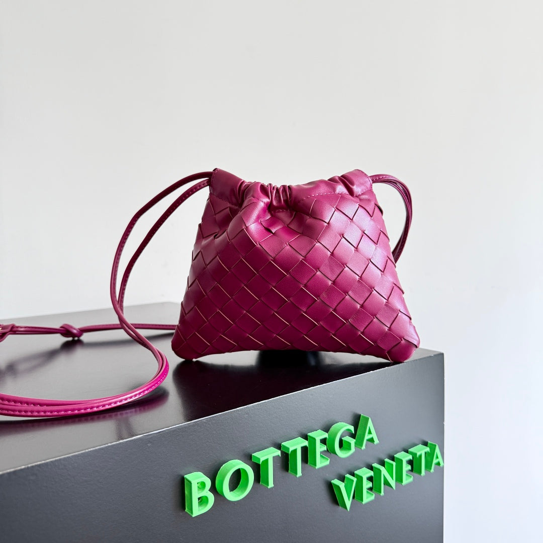 BOTTEGA VENETA 25S KLEINER STAUBBEUTEL 21 IN DUNKELROSA LAMMLEDER
