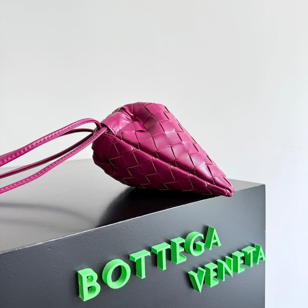 BOTTEGA VENETA 25S KLEINER STAUBBEUTEL 21 IN DUNKELROSA LAMMLEDER