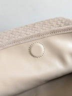 BOTTEGA VENETA 25S HOP BAG 53 IN WEICHES TAUPE-WILDLEDER GOLDENE BESCHLÄGE