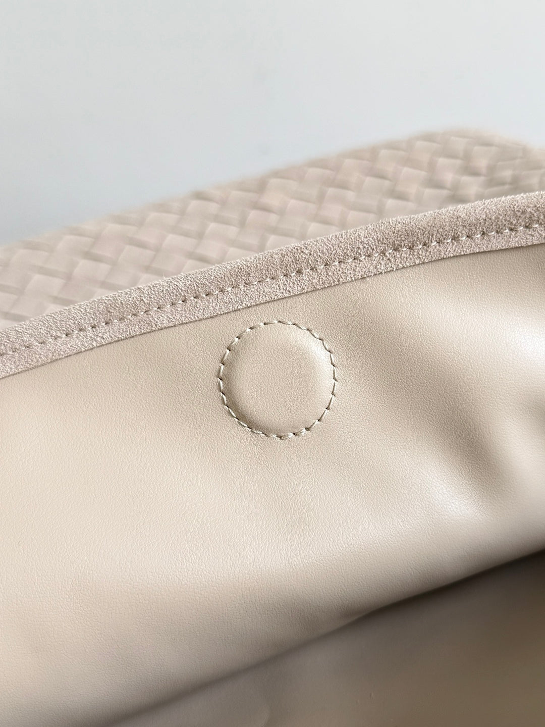 BOTTEGA VENETA 25S HOP BAG 53 IN WEICHES TAUPE-WILDLEDER GOLDENE BESCHLÄGE