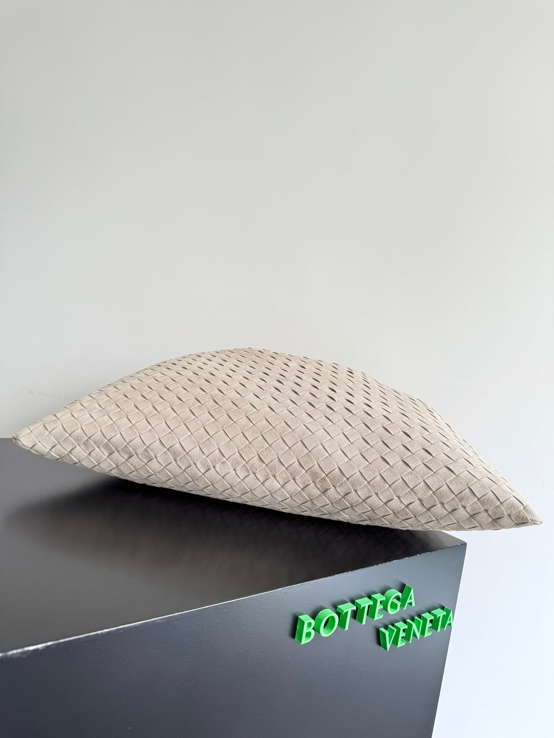 BOTTEGA VENETA 25S HOP BAG 53 IN WEICHES TAUPE-WILDLEDER GOLDENE BESCHLÄGE