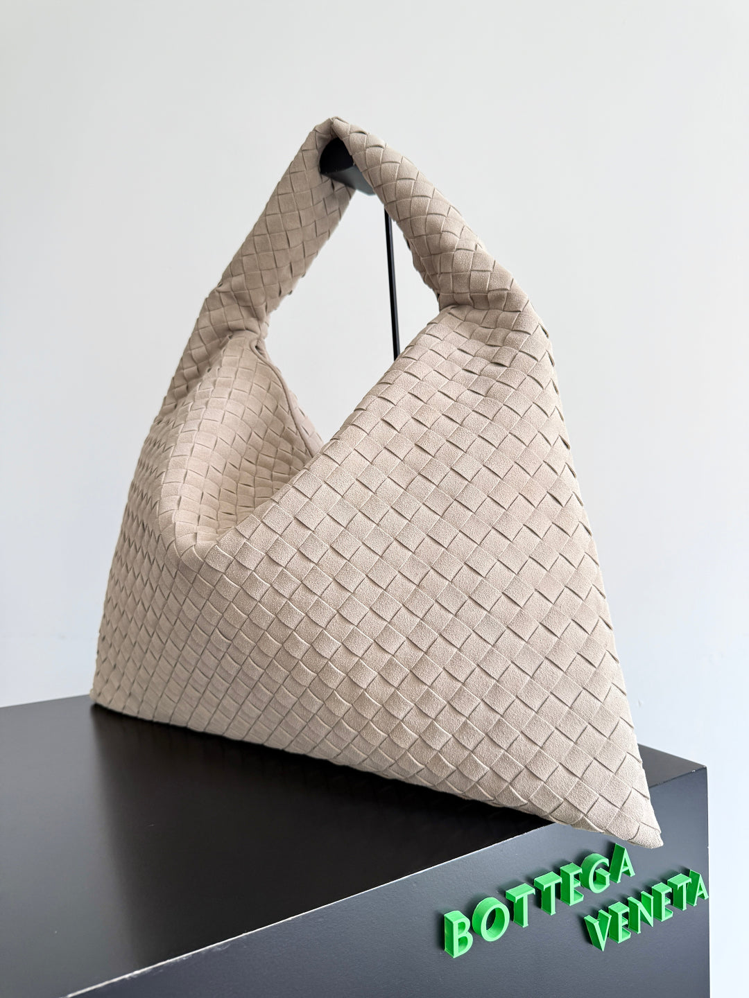 BOTTEGA VENETA 25S HOP BAG 53 IN WEICHES TAUPE-WILDLEDER GOLDENE BESCHLÄGE