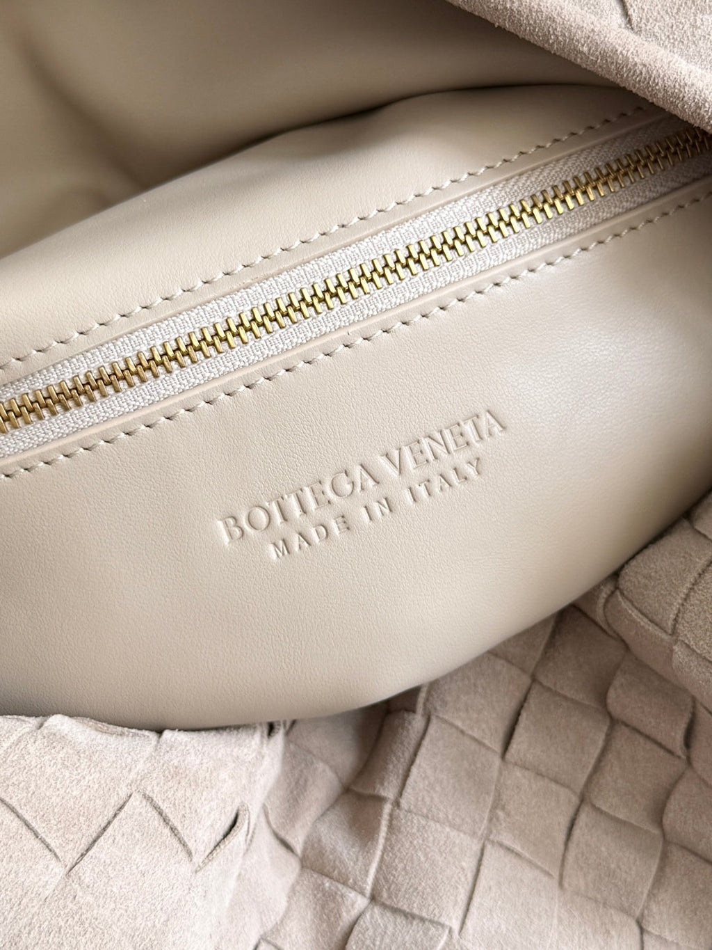 BOTTEGA VENETA 25S HOP BAG 53 IN WEICHES TAUPE-WILDLEDER GOLDENE BESCHLÄGE