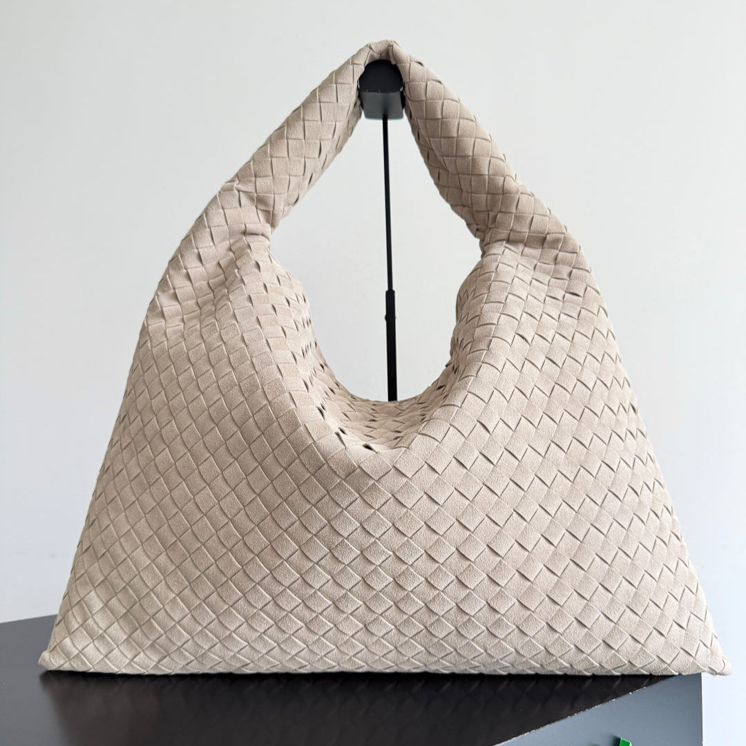 BOTTEGA VENETA 25S HOP BAG 53 IN WEICHES TAUPE-WILDLEDER GOLDENE BESCHLÄGE