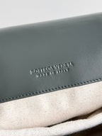 BOTTEGA VENETA 25S SCHULRUCKSACK 39 IN GEDECKTEM TÜRKISGRAUEM KALBSLEDER