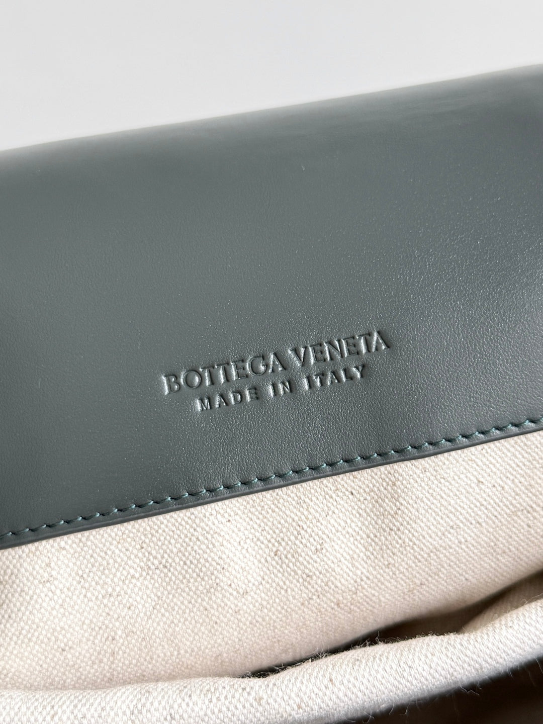 BOTTEGA VENETA 25S SCHULRUCKSACK 39 IN GEDECKTEM TÜRKISGRAUEM KALBSLEDER