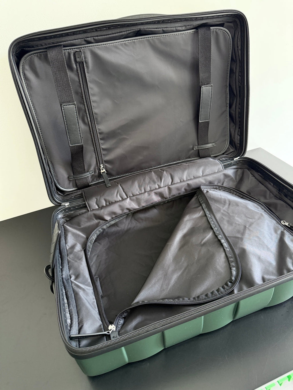 BOTTEGA VENETA 25S ODYSSEY CABIN 3D INTRECCIO MUSTER GEPÄCK 55 AUS OLIVGRÜNEM KALBSLEDER