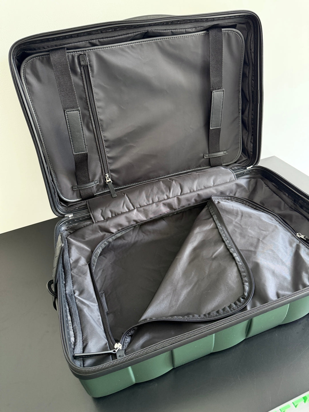 BOTTEGA VENETA 25S ODYSSEY CABIN 3D INTRECCIO MUSTER GEPÄCK 55 AUS OLIVGRÜNEM KALBSLEDER